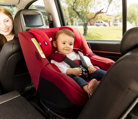 如何让宝宝自愿坐在安全座椅中